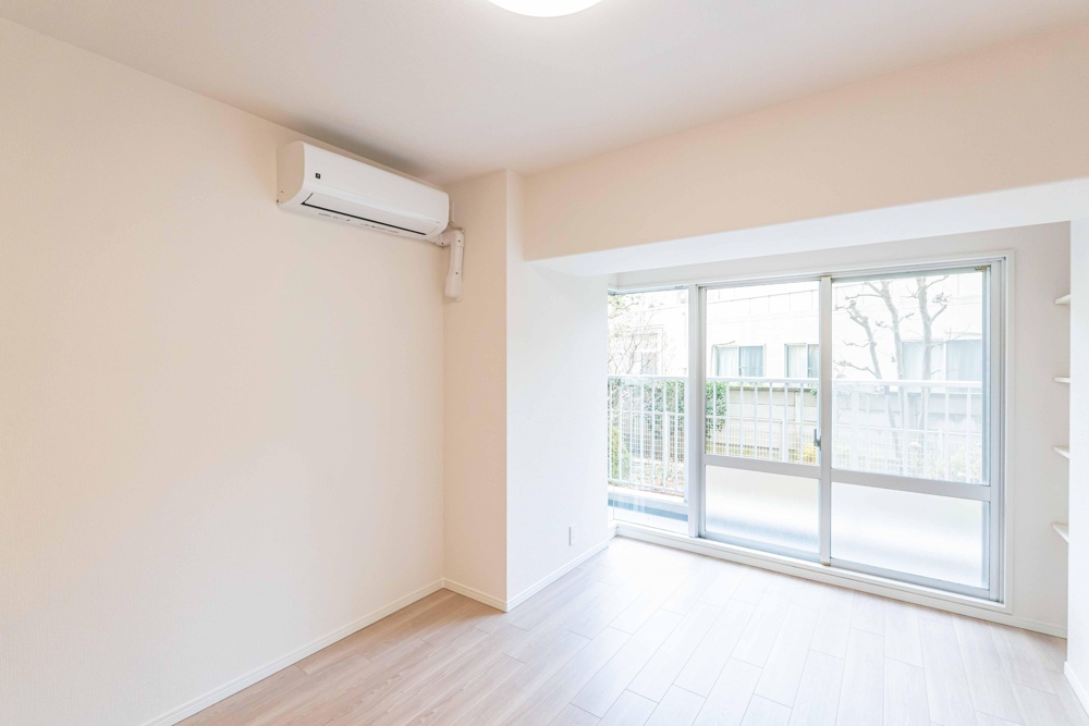 Charming 3-Bedroom Condo in Ukima 0