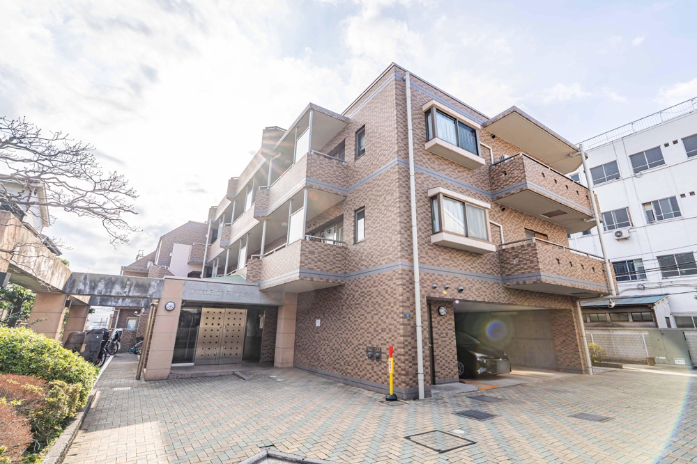 3-Bedroom Condo in Higashioi 0