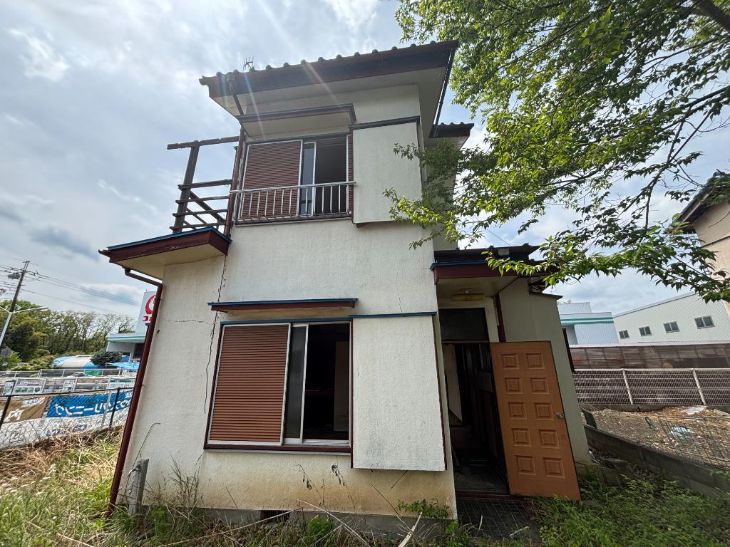 Vintage 3-Bedroom House in Tomida 0