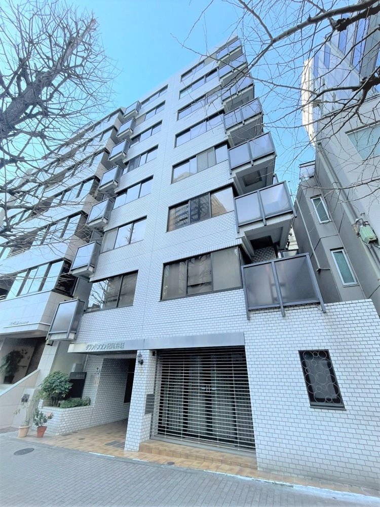 High-End 3-Bedroom Condo Near Station in Kojimachi 0
