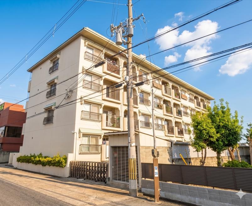 Classic 3-Bedroom Condo in Ikejiri 0