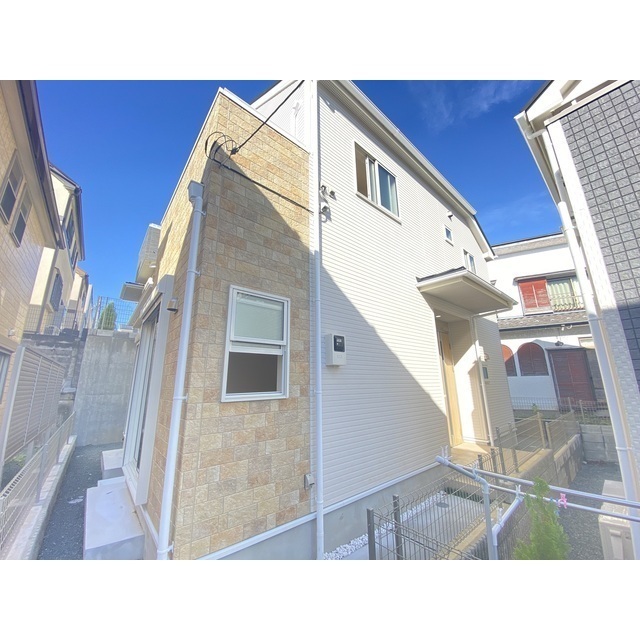 Modern 3-Bedroom House in Hosoyama 0