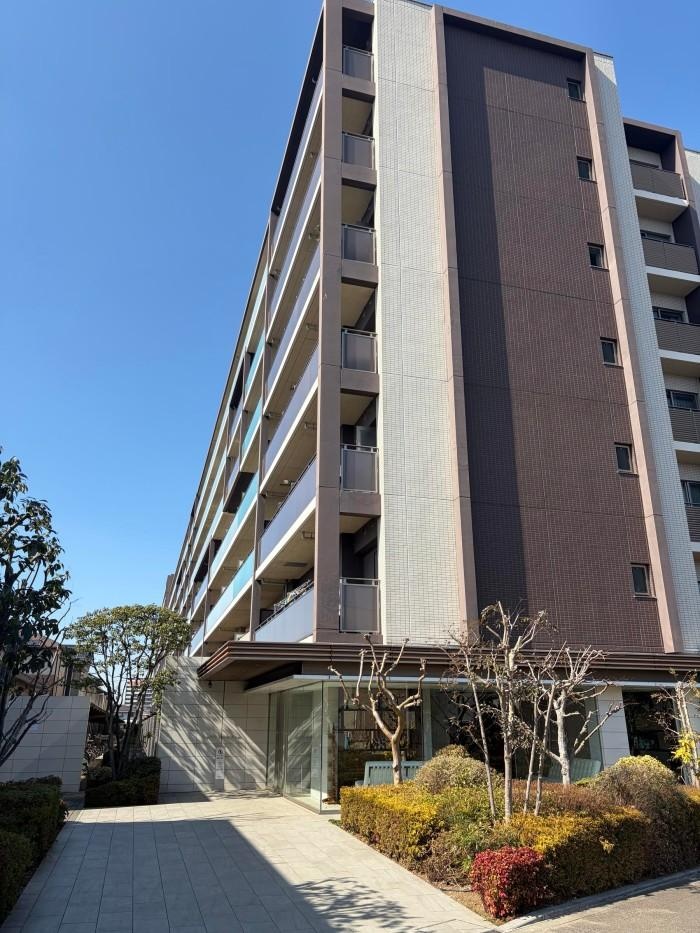 Modern 3-Bedroom Condo Near Station in Yokodai 0