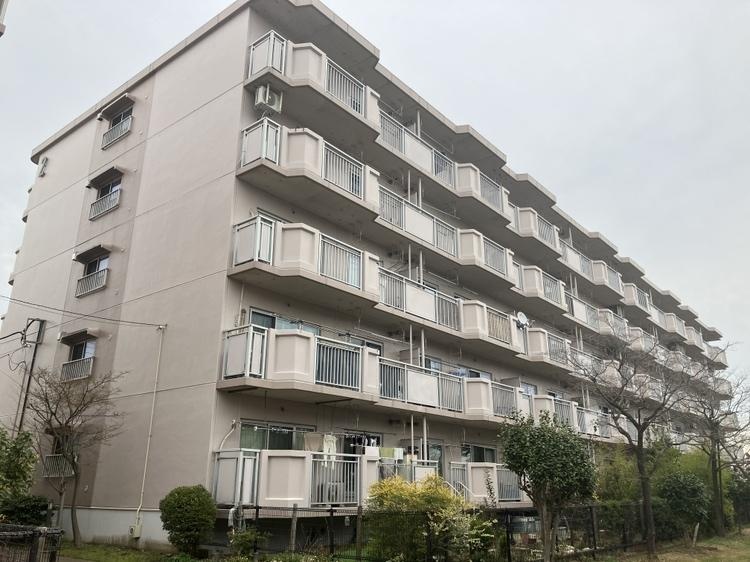 Vintage 3-Bedroom Condo in Okata 0