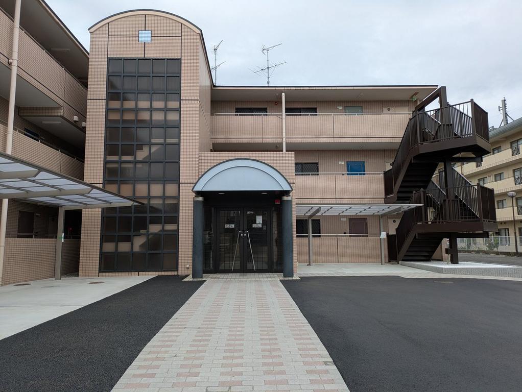 Well-Kept 3-Bedroom Condo in Umamiminami 0