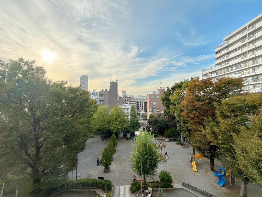 Charming 1-Bedroom Condo Near Station in Bentencho 0