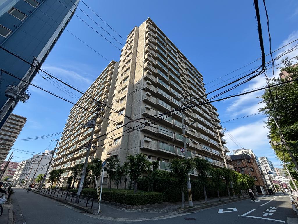 Vintage 3-Bedroom Condo in Sagisu 0