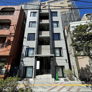 Modern 1-Bedroom Condo in Nihonzutsumi 0