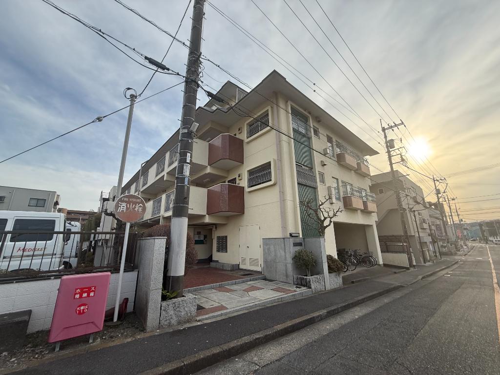 Vintage 3-Bedroom Condo Near Station in Gonokami 0