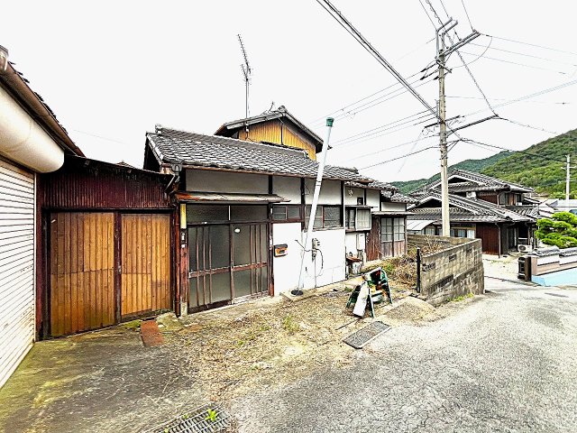 Vintage 5-Bedroom House in Wadacho 0