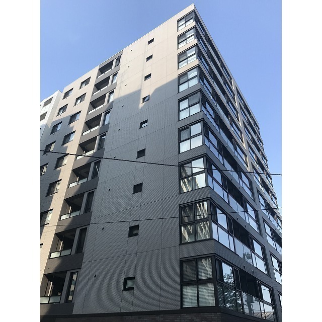 Modern 1-Bedroom Condo in Shinkawa 0