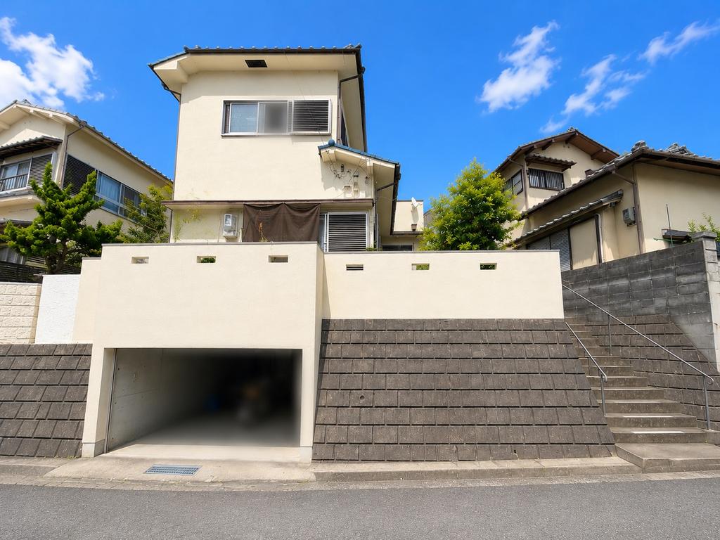 Classic 4-Bedroom House in Mai 0