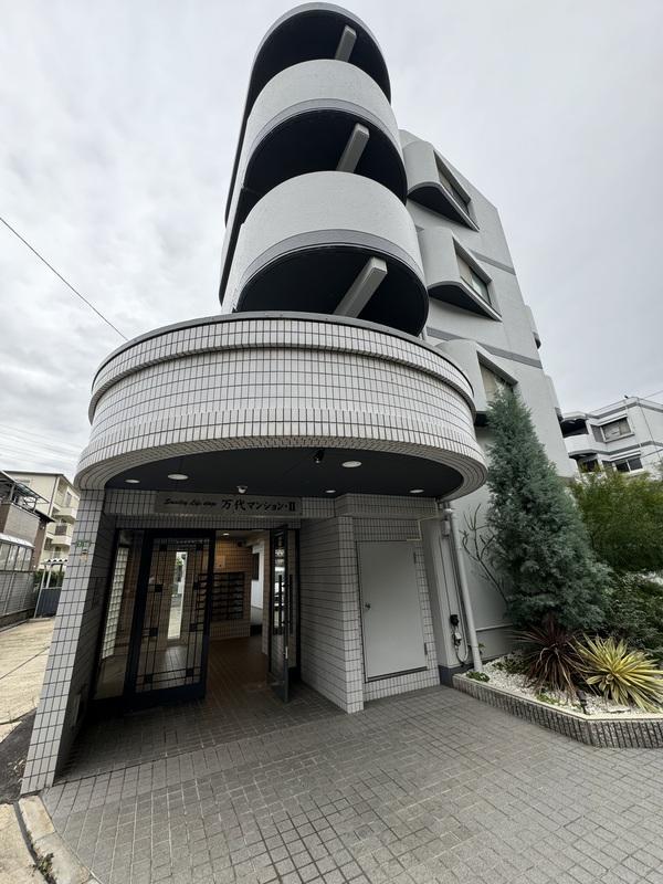 Vintage 2-Bedroom Condo in Tokura higashi 0