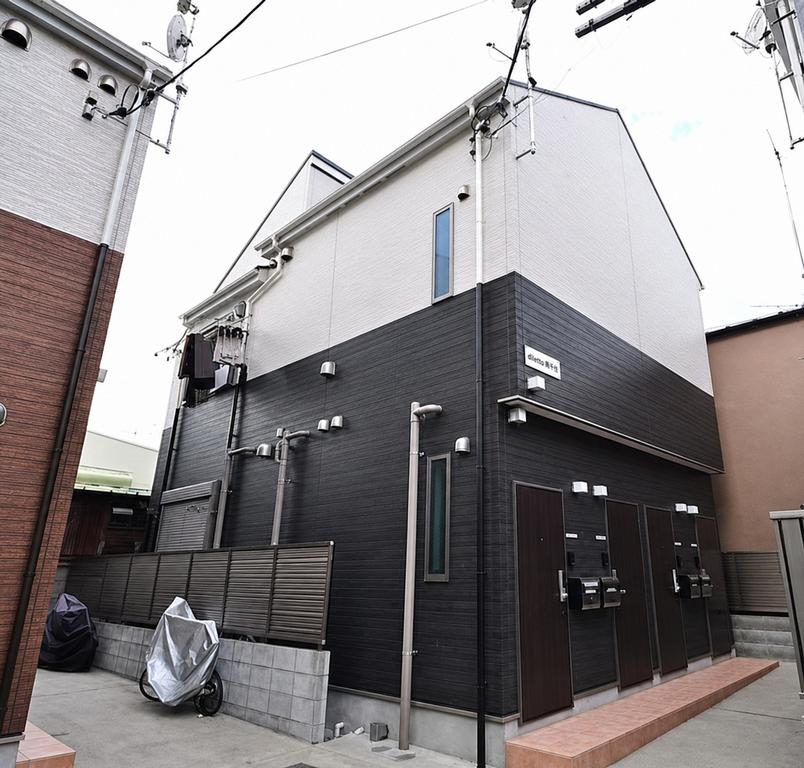 Modern 4-Bedroom Property in Minamisenju 0