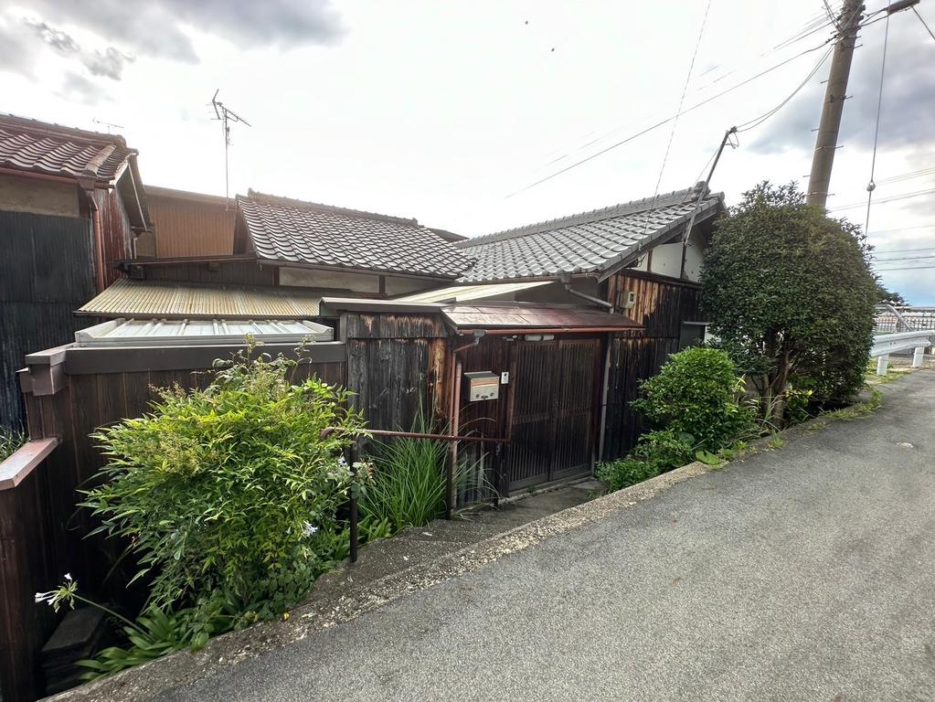 Classic 3-Bedroom House Near Station in Yokotacho 0