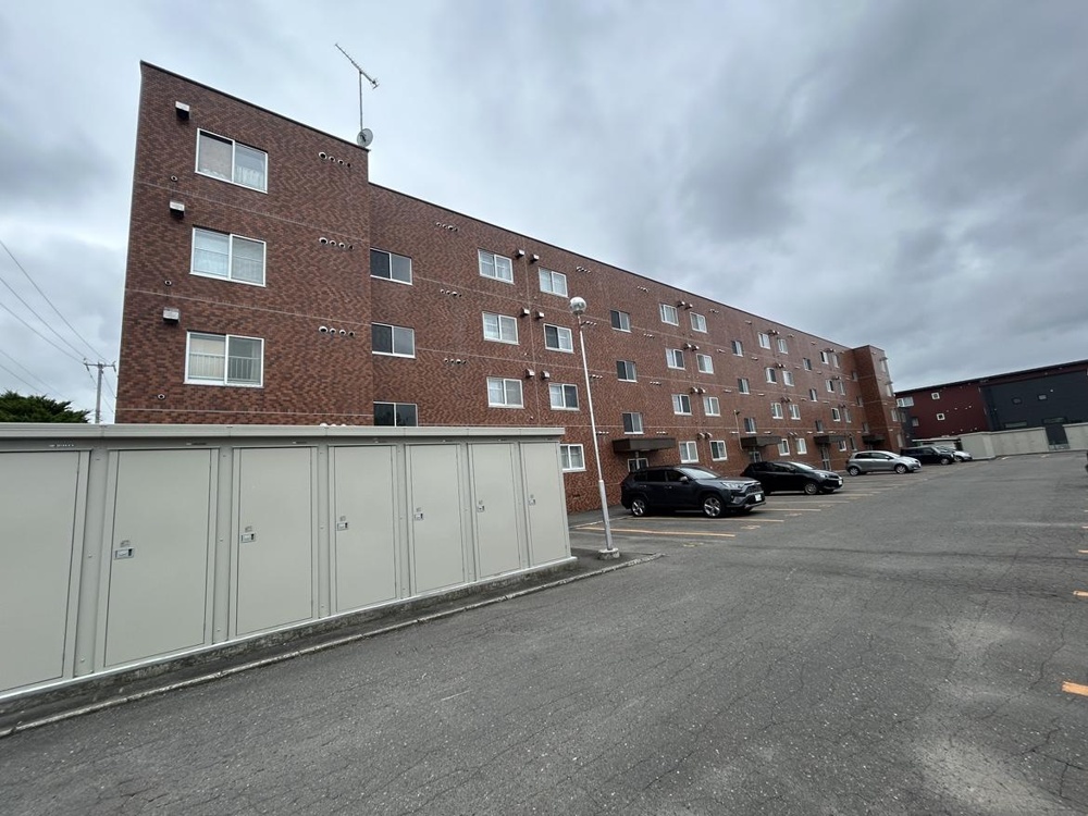 Charming 2-Bedroom Condo in Higashi7-jominami 0