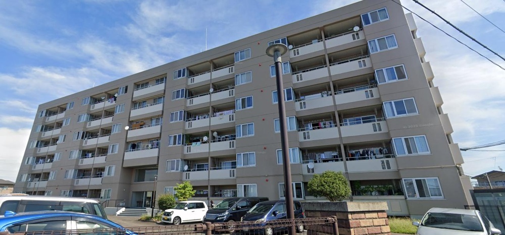 Vintage 4-Bedroom Condo in Yawata 0