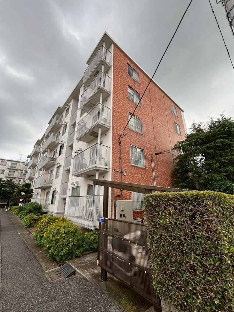 Well-Kept 3-Bedroom Condo in Nishinarashino 0