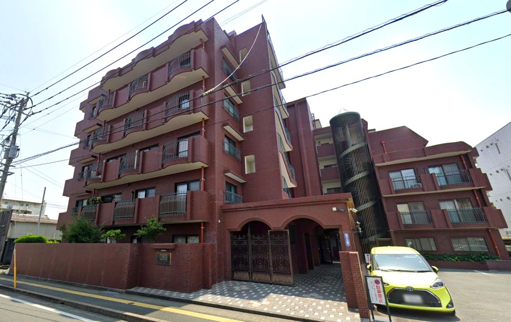 Charming 4-Bedroom Condo Near Station in Shinoe 0