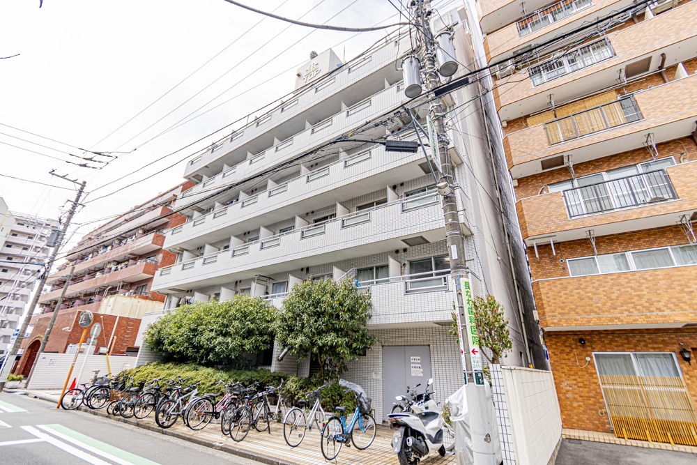 Well-Kept Studio Condo Near Station in Nishihiranumacho 0