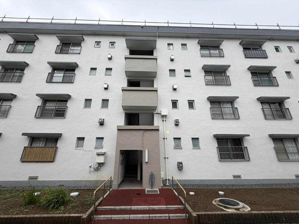 Classic 3-Bedroom Condo in Serigaya 0