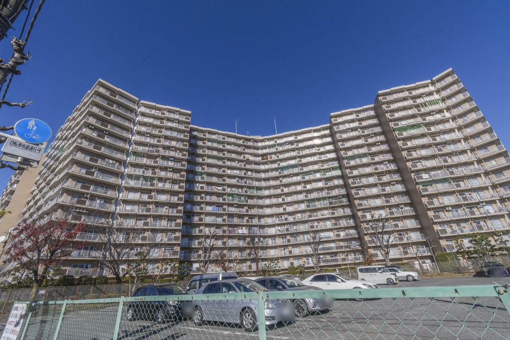 Classic 3-Bedroom Condo in Midoridai 0