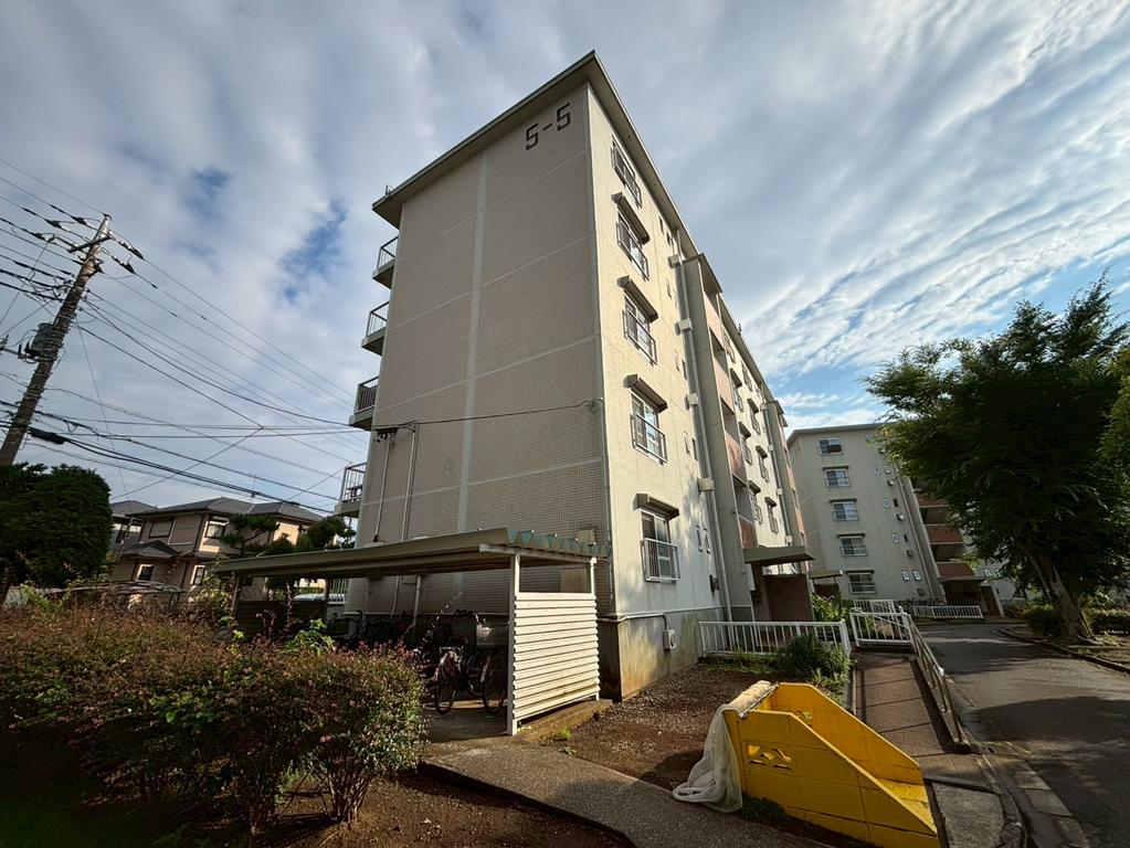 Classic 2-Bedroom Condo in Midorigaoka 0
