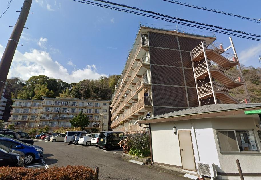 Charming 3-Bedroom Condo Near Station in Kasugacho 0