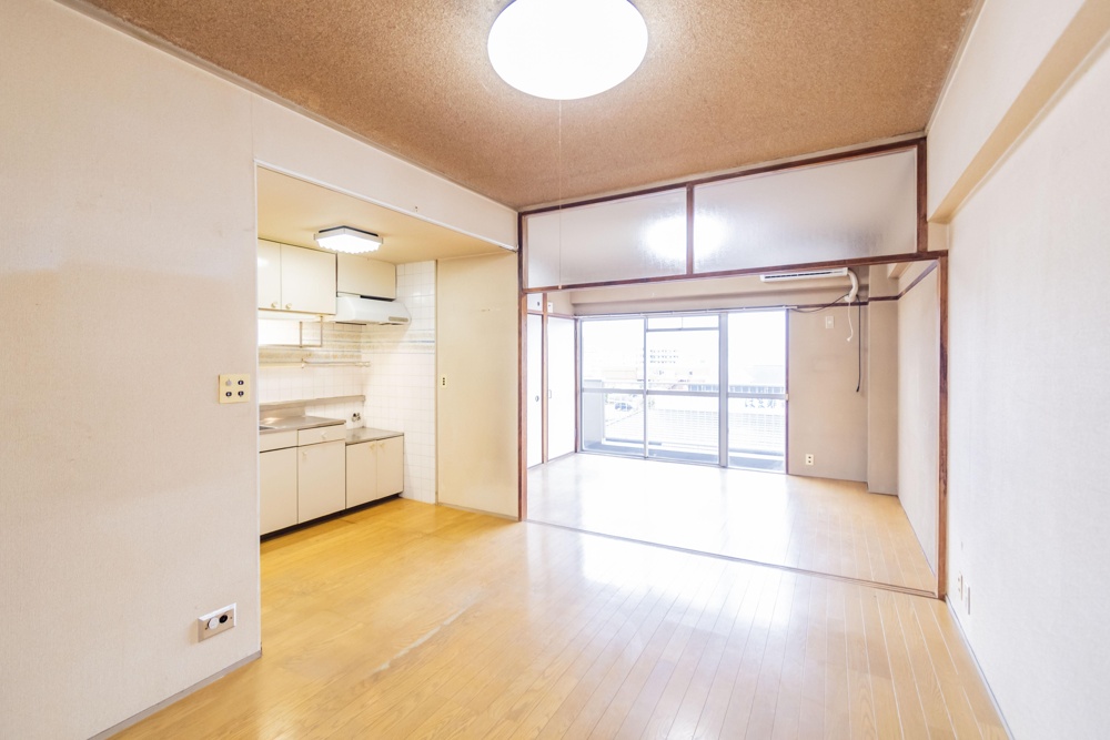 Vintage 2-Bedroom Condo Near Station in Suehiro 0