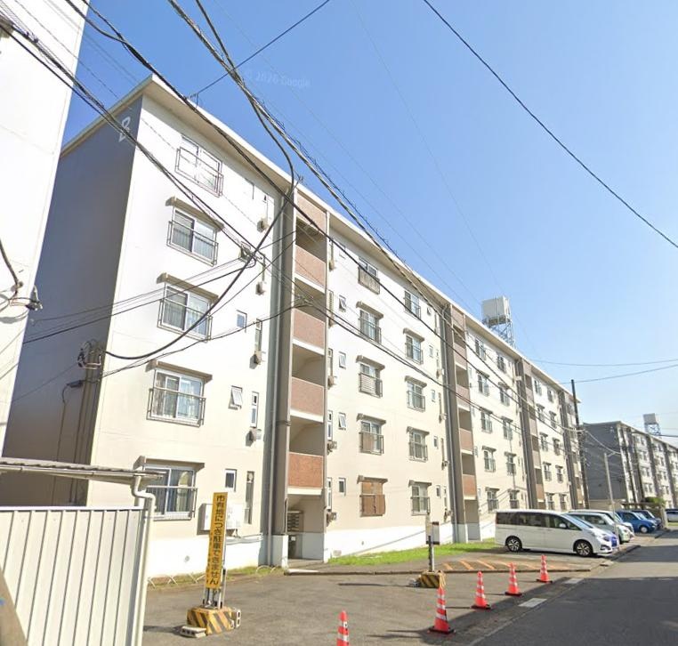 Classic 3-Bedroom Condo Near Station in Takanedai 0