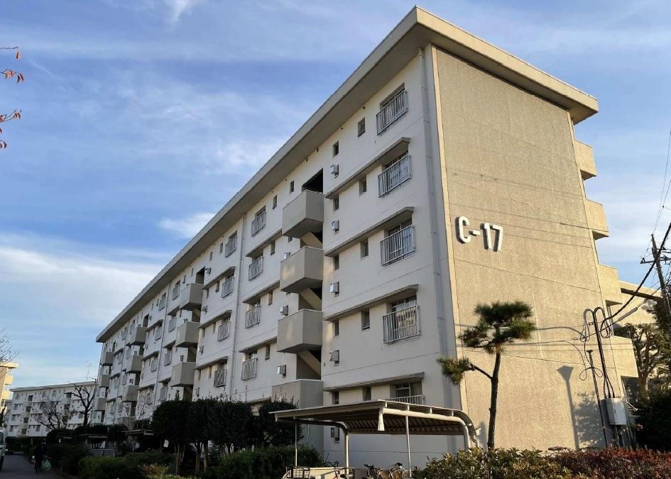Well-Kept 3-Bedroom Condo in Komurocho 0