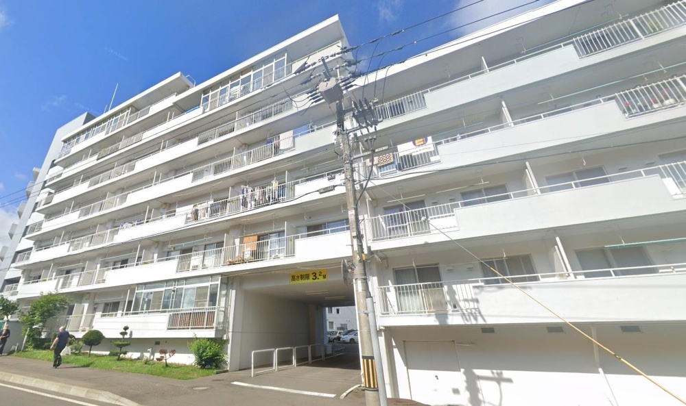 Charming 3-Bedroom Condo in Makomanaikashiwaoka 0