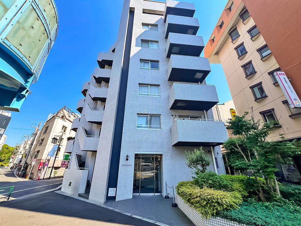 Charming 2-Bedroom Condo Near Station in Tomigaya 0