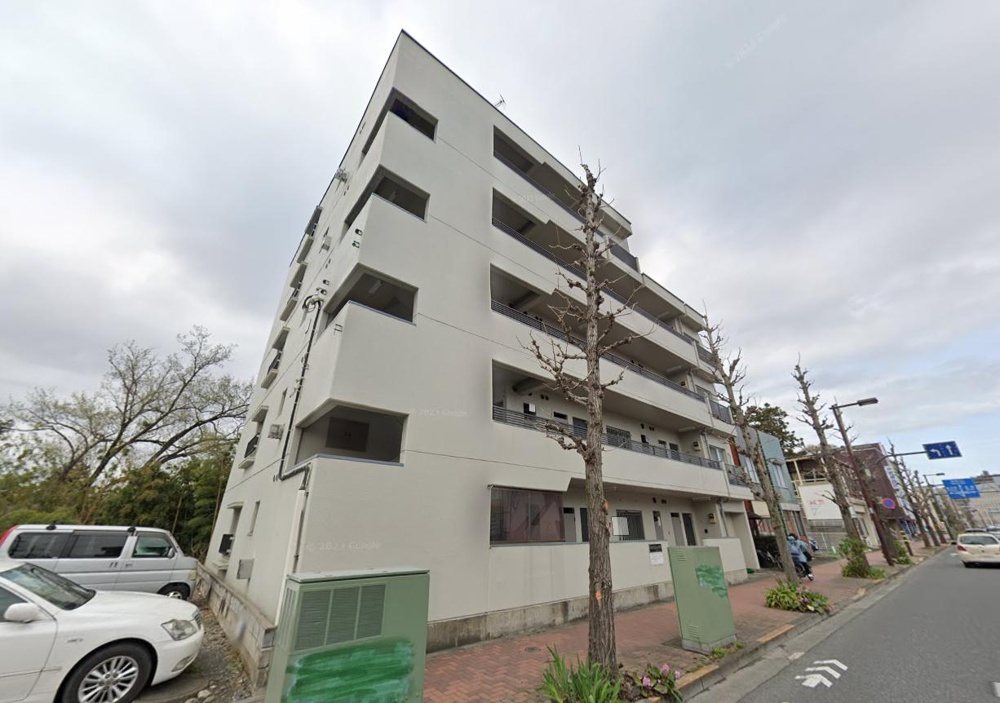 Well-Kept 3-Bedroom Condo in Higashiome 0