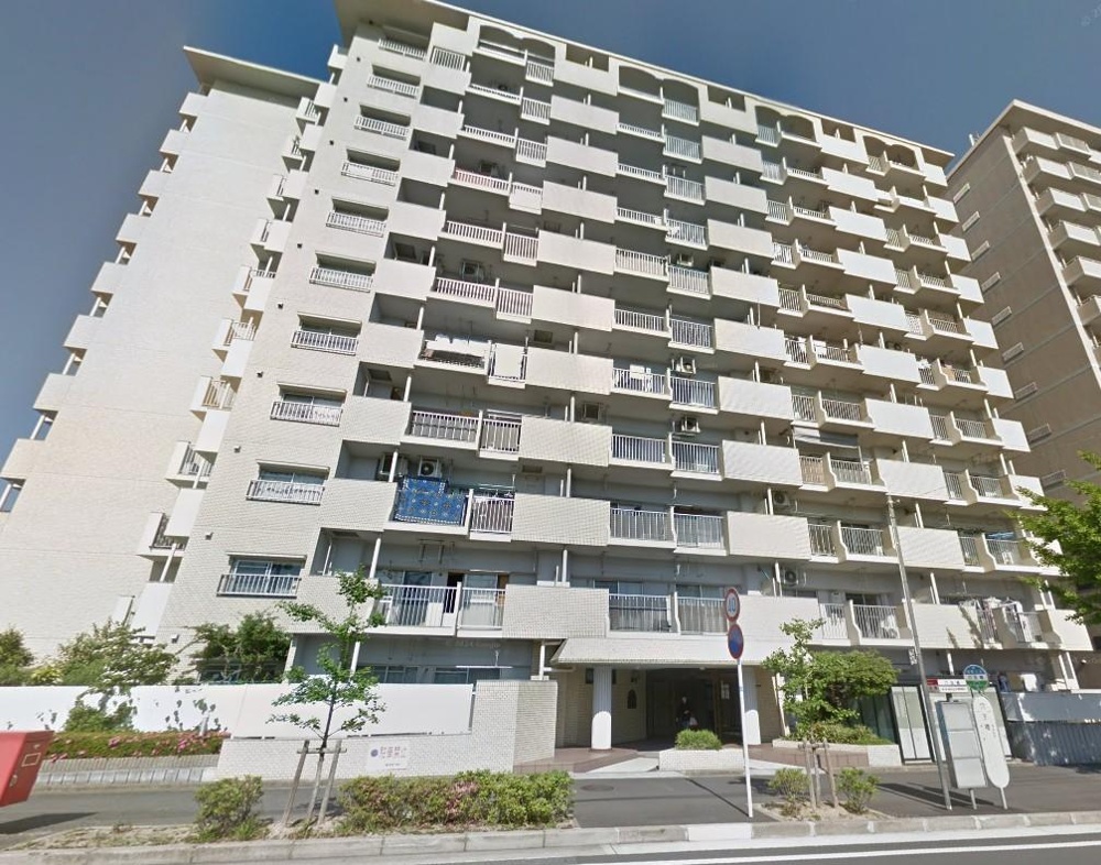 Classic 4-Bedroom Condo Near Station in Jinnoharu 0