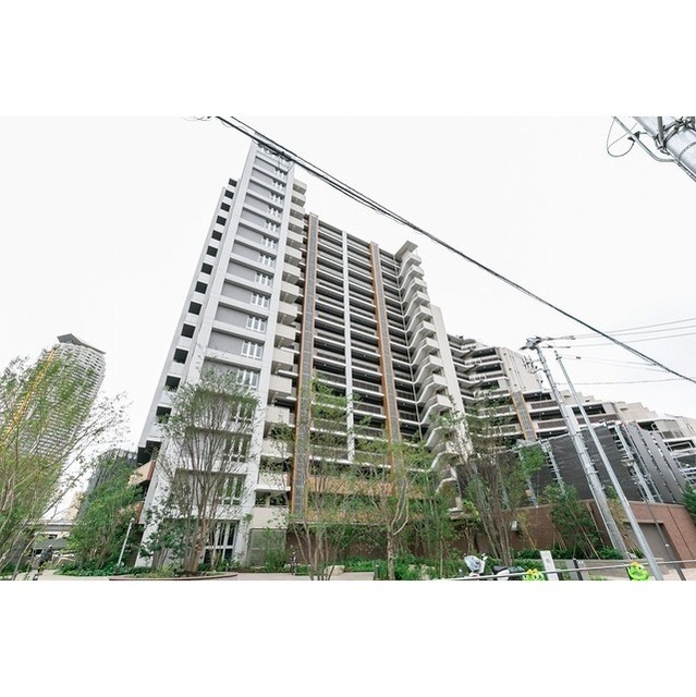 Modern 2-Bedroom Condo Near Station in Hombasu 0