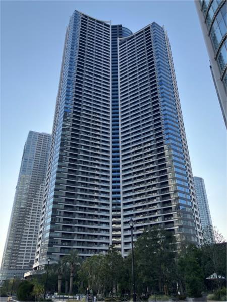 Modern 3-Bedroom Condo Near Station 0