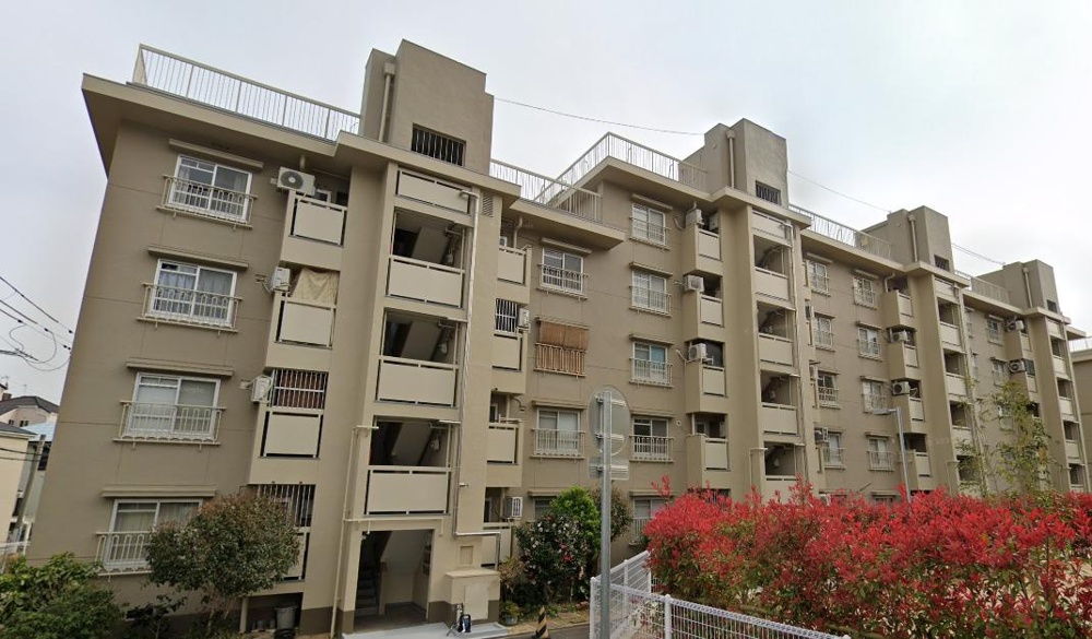 Classic 2-Bedroom Condo in Goinoikecho 0