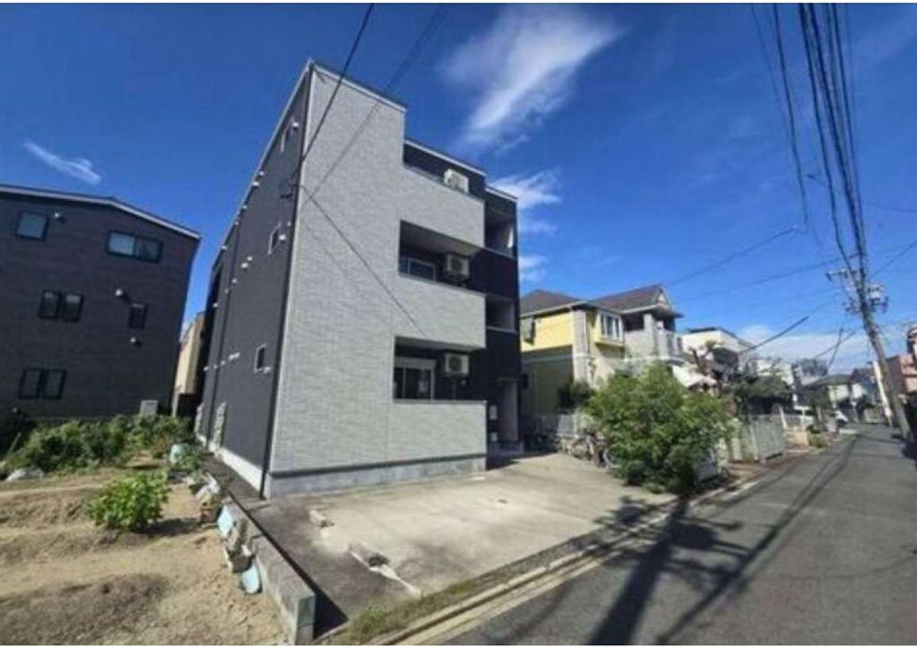 Modern 1-Bedroom Property Near Station in Gomaecho 0