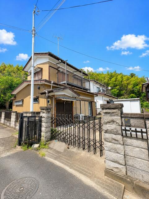 Classic 4-Bedroom House with a Garden in Omomma 0