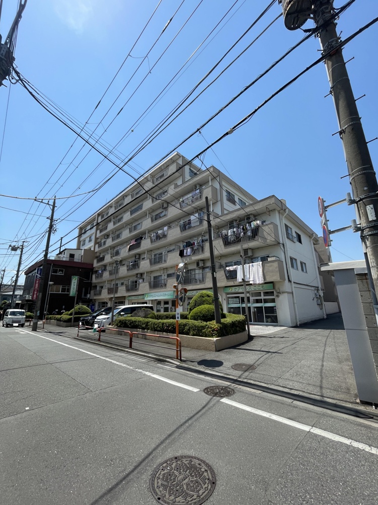 Vintage 2-Bedroom Condo Near Station in Hasune 0