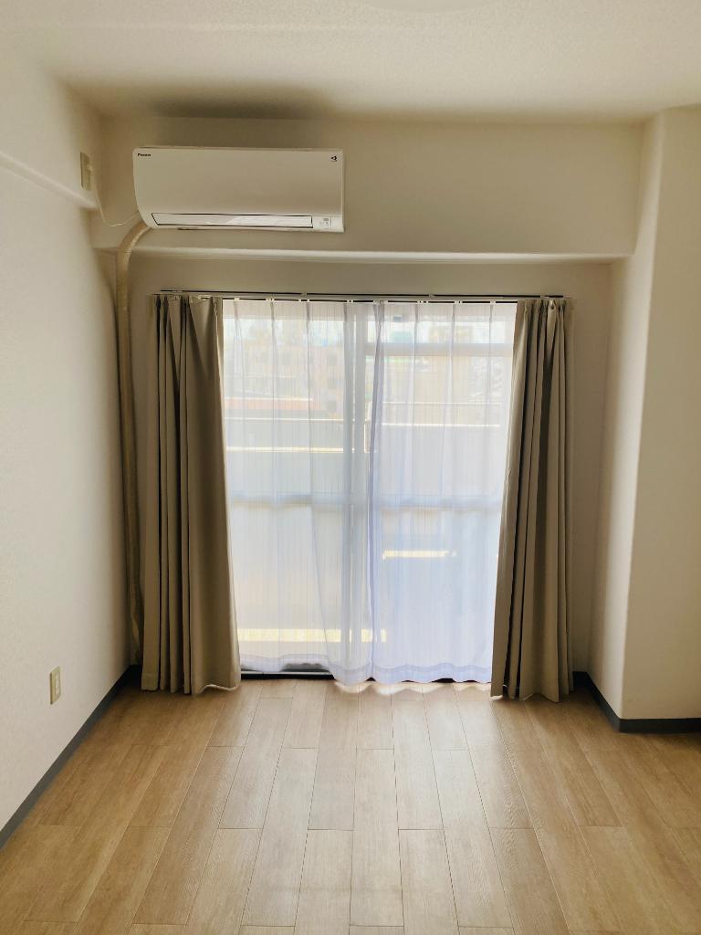 Charming 3-Bedroom Condo Near Station in Shinimazato 0