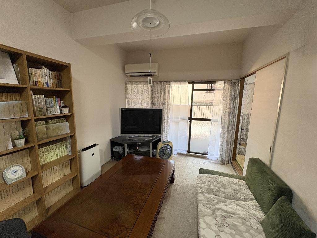 Classic 3-Bedroom Condo Near Station in Koyo 0