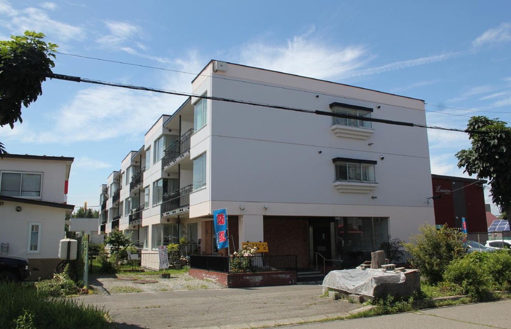 Well-Kept 3-Bedroom Condo in Nishi4-jominami 0
