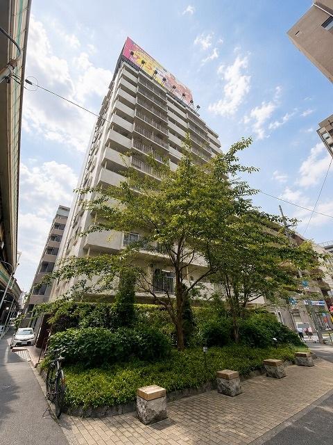 Classic 1-Bedroom Condo Near Station in Nihombashinakasu 0