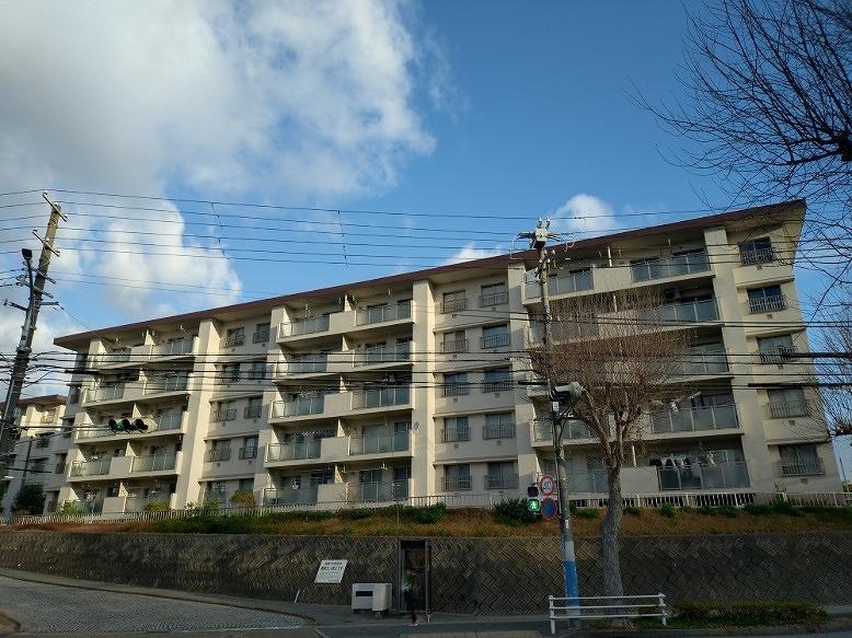 Vintage 4-Bedroom Condo Near Station in Kariguchidai 0