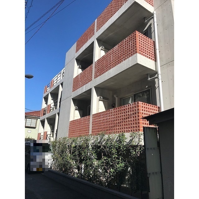 Modern 1-Bedroom Condo Near Station in Hommachi 0