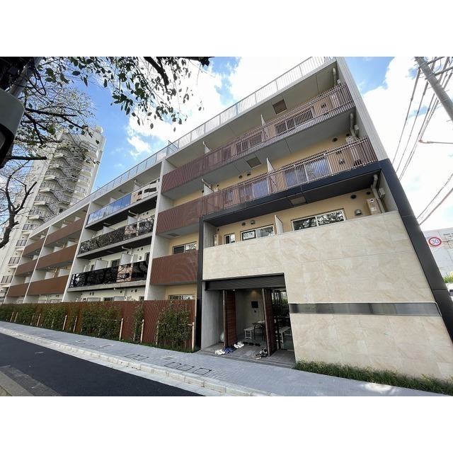 Modern 1-Bedroom Condo Near Station in Ebara 0