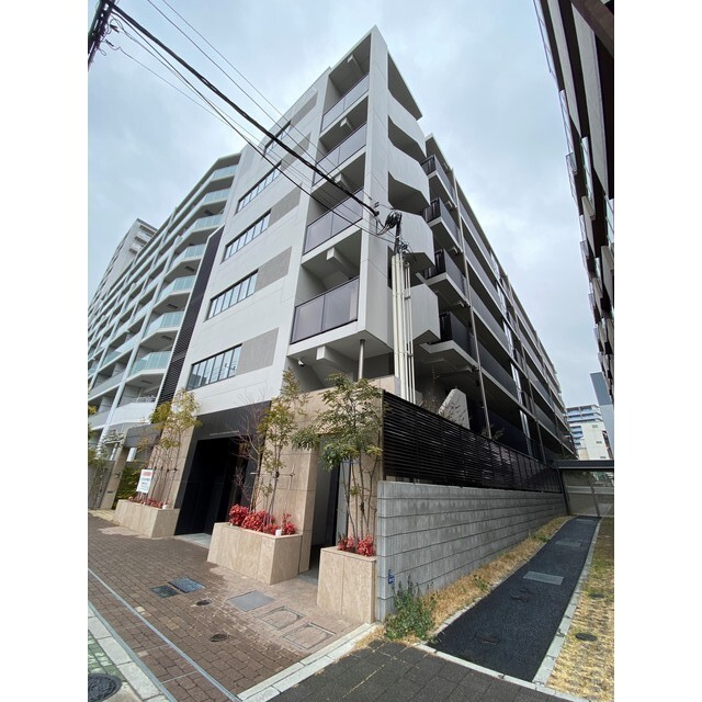 Modern Studio Condo in Saga 0