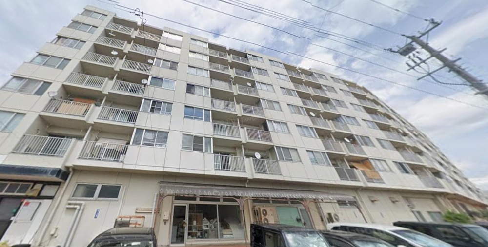 Classic 3-Bedroom Condo in Tomei 0